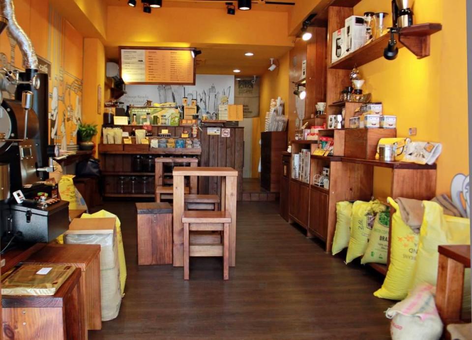 知名咖啡連鎖店使用 Nature Fit 系列的頂級 ＰＶＣ 地板，施作方便又易保養，對租用商空極為適用。