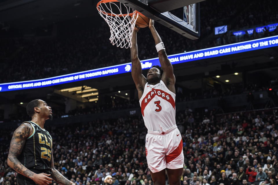 Toronto Raptors forward O.G. Anunoby (3) dunks next to Charlotte Hornets forward P.J. Washington (25) during the first half of an NBA basketball game Tuesday, Jan. 10, 2023, in Toronto. (Christopher Katsarov/The Canadian Press via AP)