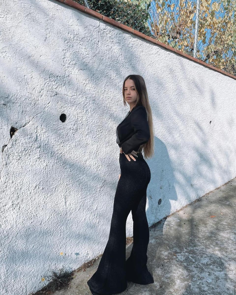 La extronista de 'Mujeres y hombres y viceversa' es también diseñadora y ha lanzado una marca llamada Melyssa Pinto Collection. Contó con su hermana pequeña como modelo de su marca. (Foto: Instagram / <a href="https://www.instagram.com/p/CI6RY_xBKkC/" rel="nofollow noopener" target="_blank" data-ylk="slk:@loreenapinto;elm:context_link;itc:0;sec:content-canvas" class="link ">@loreenapinto</a>)