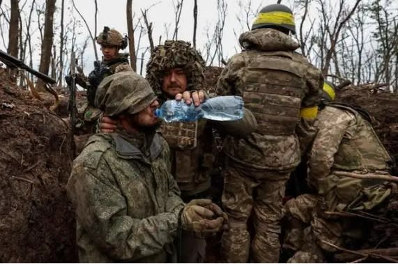 烏軍給在巴赫穆特投降的俄軍戰俘喝水。   圖 : 翻攝自騰訊網/空天力量