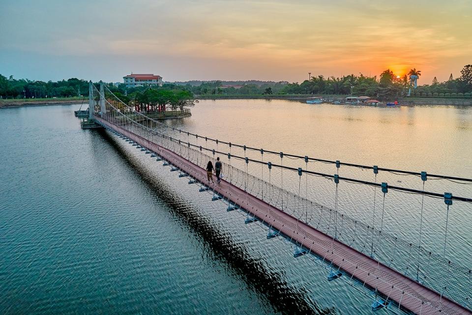 擁有百年歷史的虎月吊橋，是來虎頭埤必走的景點。   圖：台南市觀旅局／提供