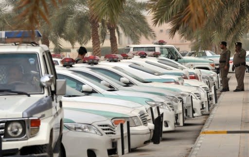 Police stand guard in front of "Al-rajhi mosque" in central Riyadh. Saudi authorities announced on Sunday they had foiled a "terror" plot by elements suspected of links to Al-Qaeda, mostly Yemenis, and broken up two extremist cells in Riyadh and Jeddah