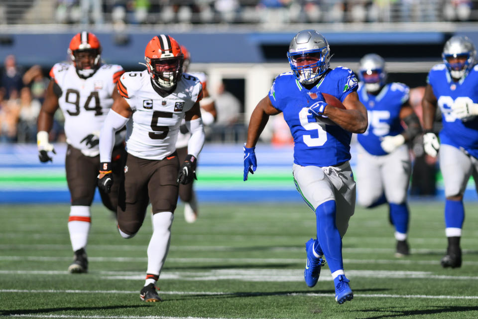 Seattle Seahawks running back Kenneth Walker III (9) carries the ball against the <a class="link " href="https://sports.yahoo.com/nfl/teams/cleveland/" data-i13n="sec:content-canvas;subsec:anchor_text;elm:context_link" data-ylk="slk:Cleveland Browns;sec:content-canvas;subsec:anchor_text;elm:context_link;itc:0">Cleveland Browns</a> at Lumen Field. Mandatory Credit: Steven Bisig-USA TODAY Sports