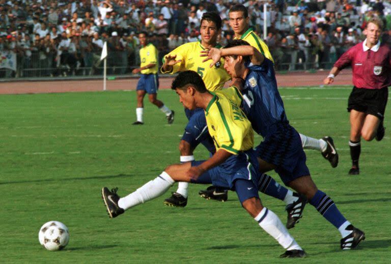 Livio Prieto lucha con Matuzalém, durante el duelo entre Argentina y Brasil en el Mundial Sub 20 de 1997