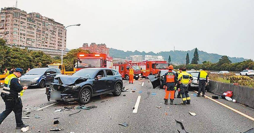 國道5號發生重大死亡車禍釀2死6傷。（圖／翻攝畫面）