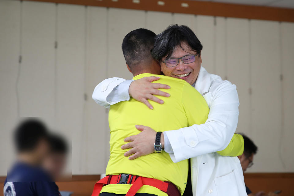 林喬祥主任給願意分享自己多年救災累積壓力的消防弟兄大大的擁抱