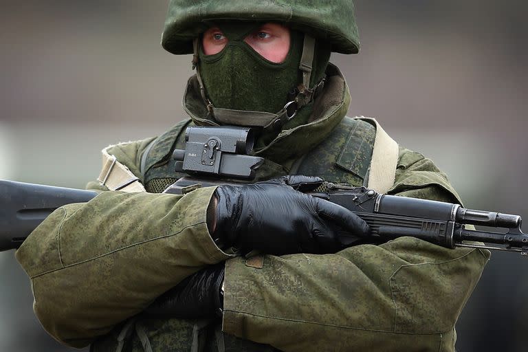 Un soldado ruso resguarda una ciudad tomada por las tropas del Kremlin en Ucrania
