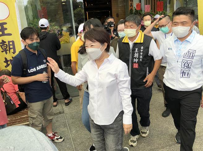 盧秀燕致詞完後就搭車離開不到30秒，民進黨台中市長參選人蔡其昌即到場。（陳世宗攝）