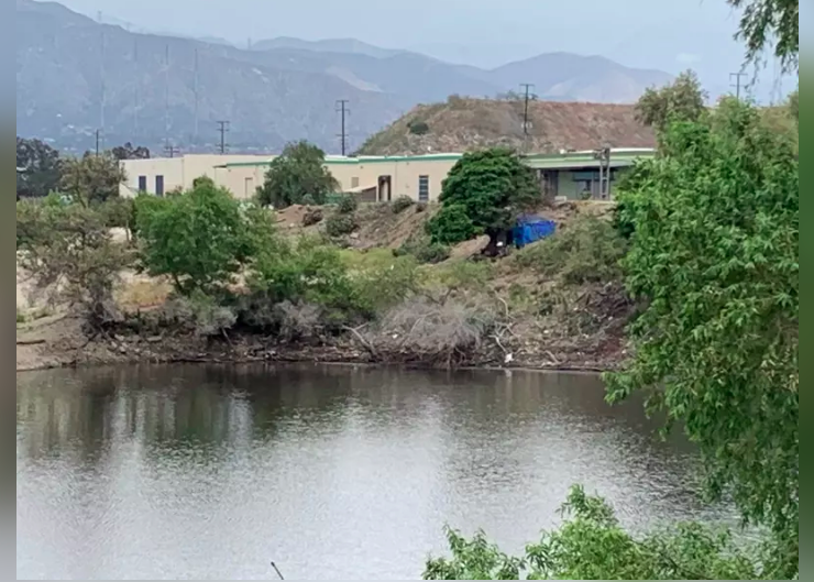 Peck Road Water Conservation Park湖邊已有零星遊民帳篷。（記者張宏╱攝影）