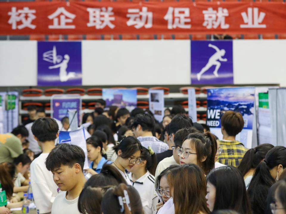 College students choosing jobs at a graduate job fair in Huai 'an City, East China's Jiangsu Province.