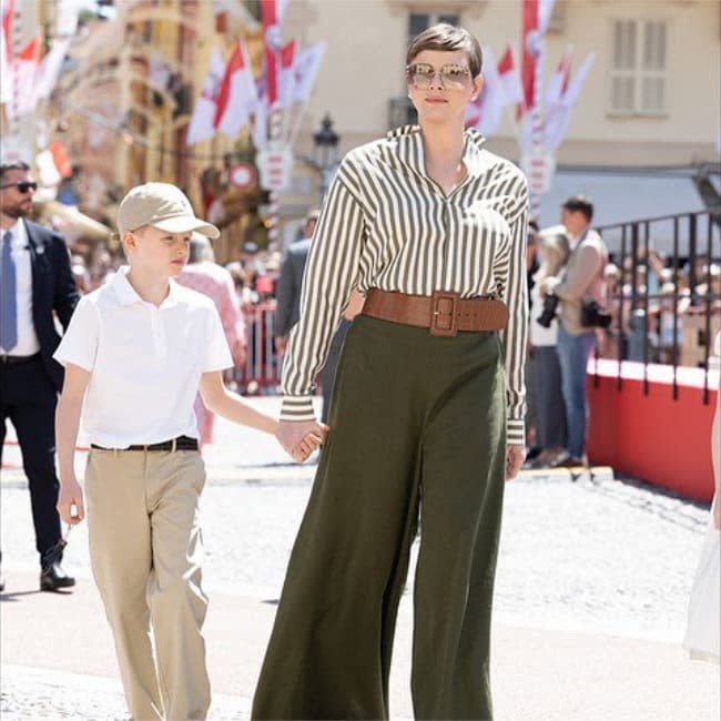 Charlene de Mónaco con pantalón palazzo verde