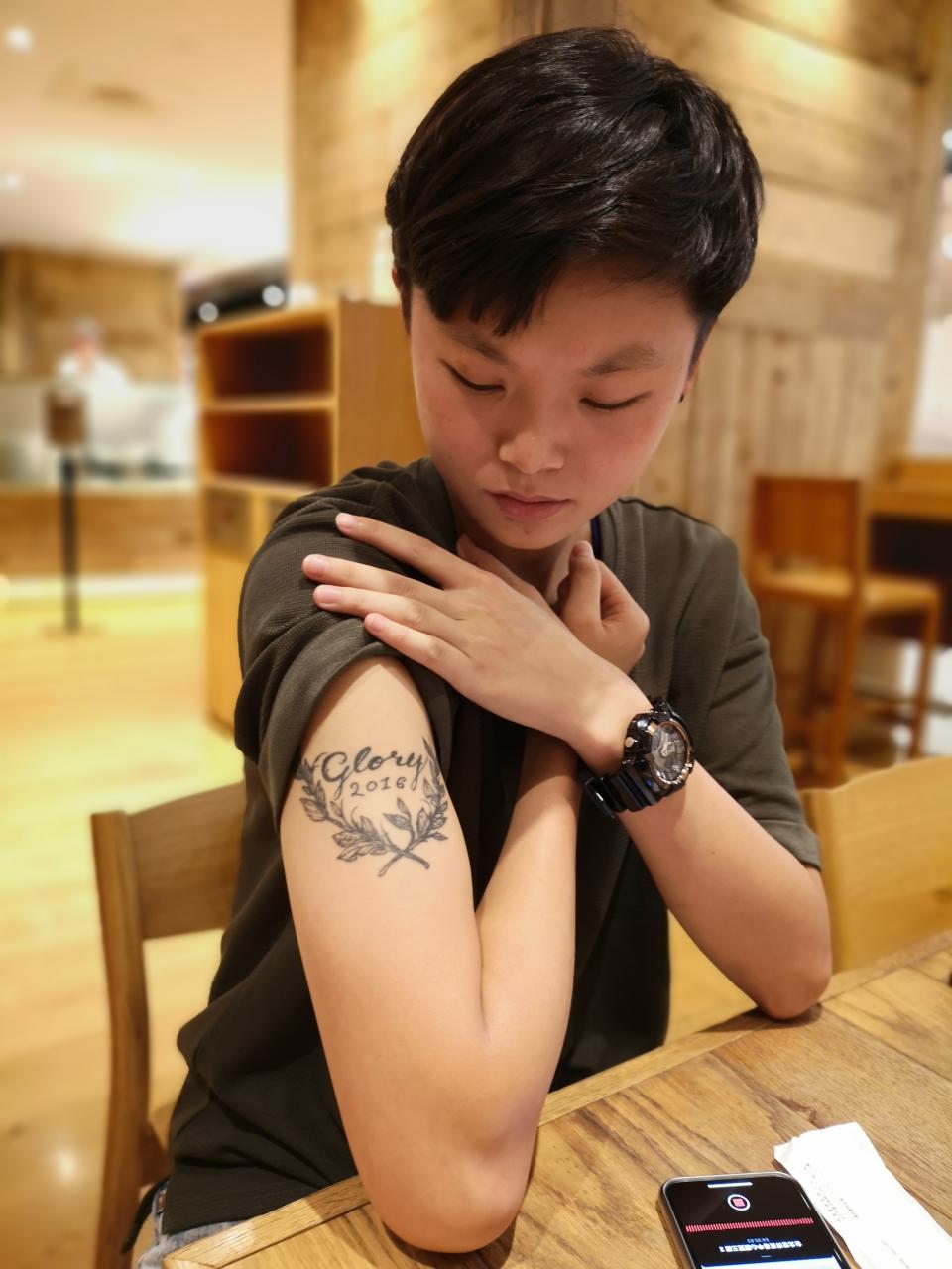 ▲莊佳佳右手臂有象徵圓夢的刺青，是2016年參加奧運後刺上的。