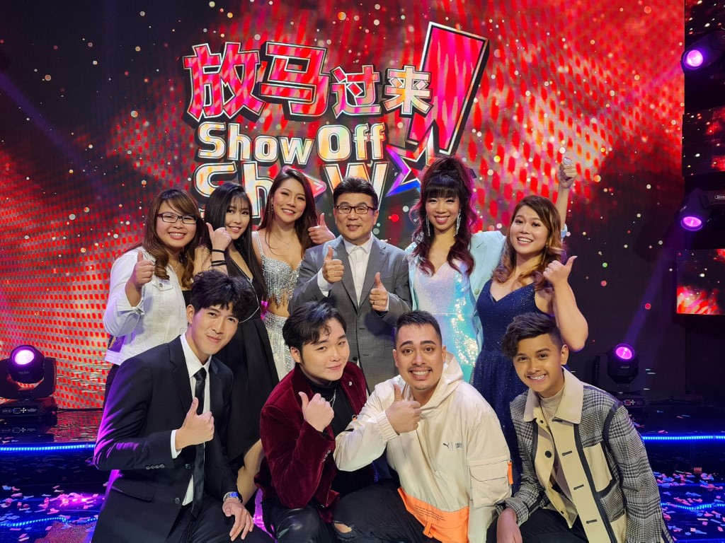  Jack Neo poses with the winners of "Show off Show".