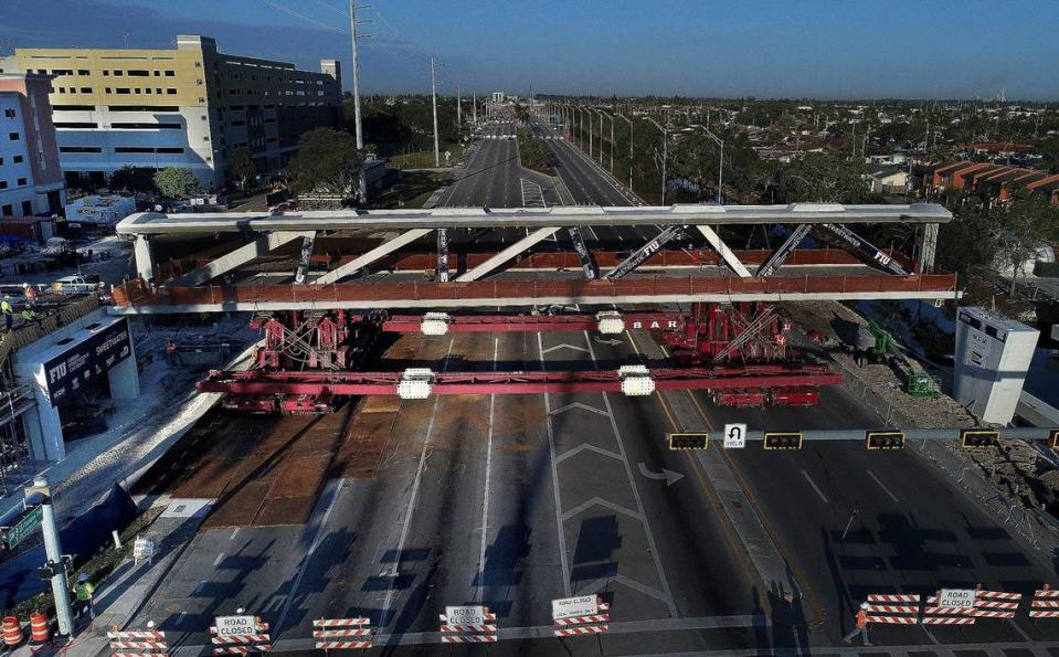 Vista del tramo del puente peatonal de FIU mientras era izado de sus soportes temporales, girado 90 grados y colocado sobre SW 8 Street el 10 de marzo de  2018.  Pedro Portal pportal@miamiherald.com