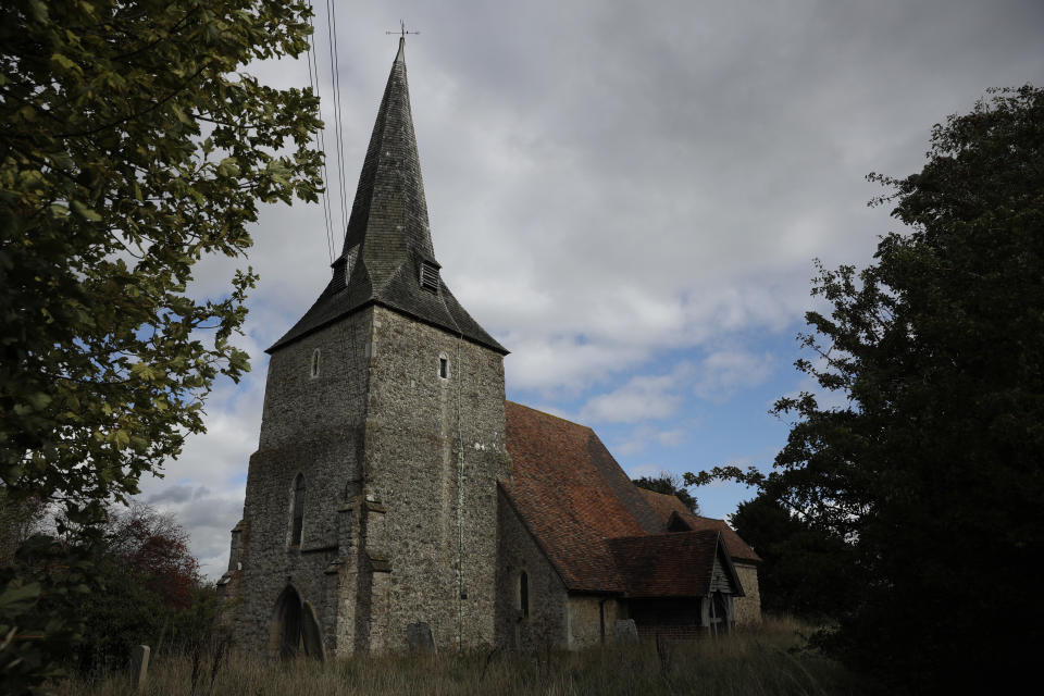 La iglesia de Santa María, que incluye partes construidas en el siglo XII, se alza junto a un terreno donde se está construyendo una instalación aduanera para el Brexit, entre las poblaciones de Mersham y Sevington, condado de Kent, en el sureste de Inglaterra, el martes de octubre de 2020. (AP Foto/Matt Dunham)