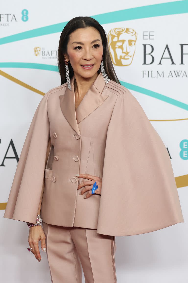 Michelle Yeoh, una de las grandes estrellas de la gala, con un traje nude de mangas amplias