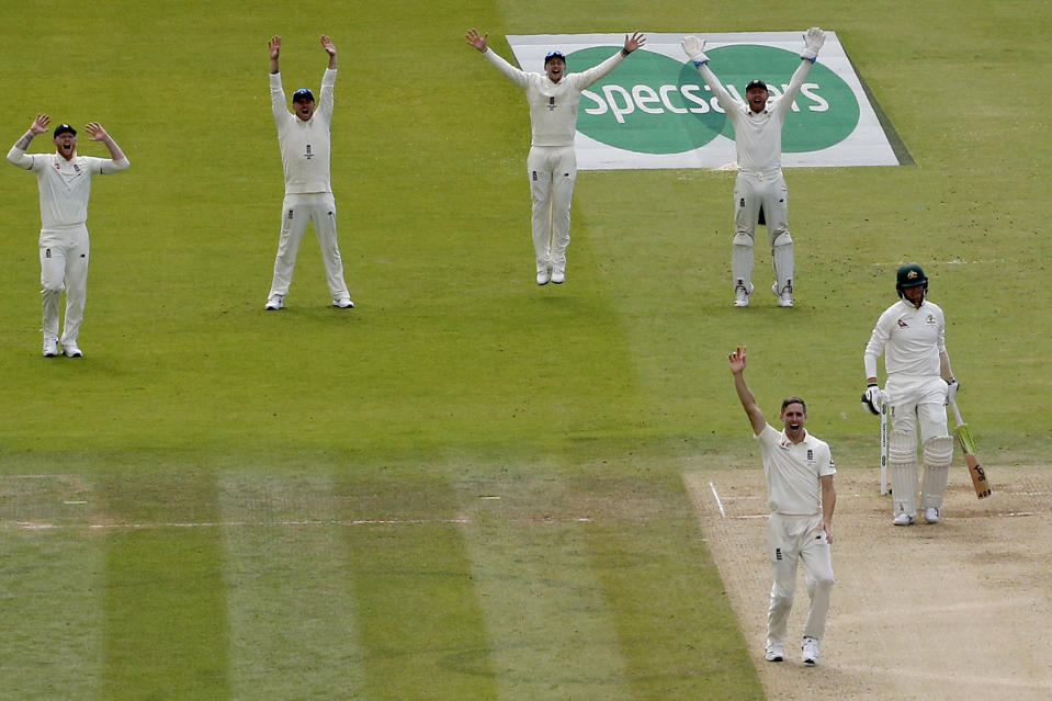 England's Chris Woakes (2R) celebrates taking the wicket of Australia's Steve Smith (R) for 92 runs during play on the fourth day of the second Ashes cricket Test match between England and Australia at Lord's Cricket Ground in London on August 17, 2019. (Photo by ADRIAN DENNIS / AFP) / RESTRICTED TO EDITORIAL USE. NO ASSOCIATION WITH DIRECT COMPETITOR OF SPONSOR, PARTNER, OR SUPPLIER OF THE ECB        (Photo credit should read ADRIAN DENNIS/AFP/Getty Images)