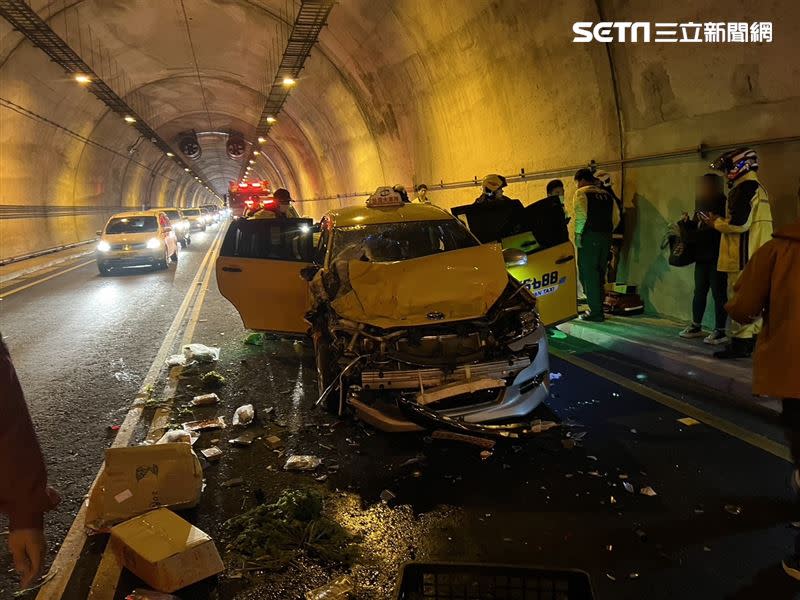 計程車頭全毀。（圖／翻攝畫面）