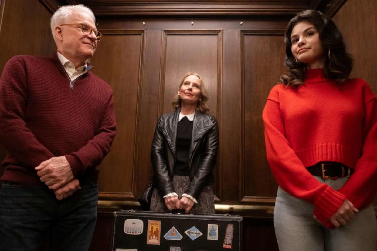 Steve Martin (à gauche), Amy Ryan (au milieu) et Selena Gomez dans la série only murders in the building.