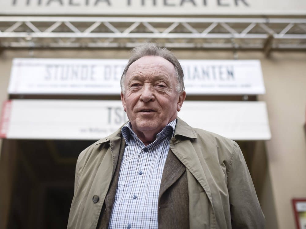 Peter Sodann vor seiner langjährigen Wirkungsstätte, dem Neuen Theater in Halle. (Bild: imago/Felix Abraham)