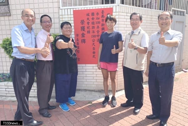 臺南小將全中運勇奪98面獎牌，創下縣市合併以來最佳，副秘書長王揚智及教育局副局長吳國王民特至榮獲金牌選手家中張貼紅榜。（記者李嘉祥攝）