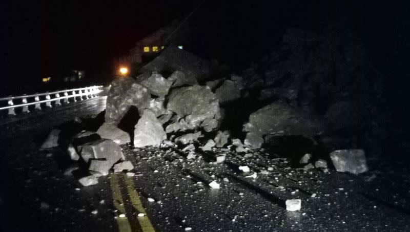 車道旁的岩壁坍塌。（圖／記者呂彥攝）