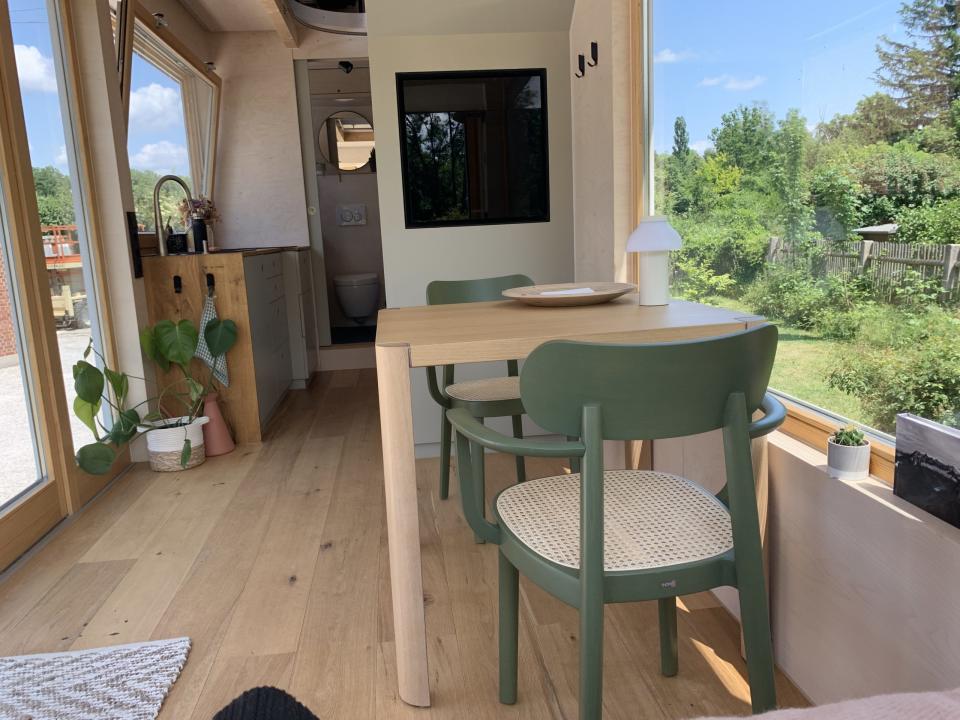 Aufgrund der großen Fensterfronten wirkt das Tiny House besonders hell und offen – das ist ein großer Vorzug, hat aber auch Nachteile. - Copyright: Julia Poggensee