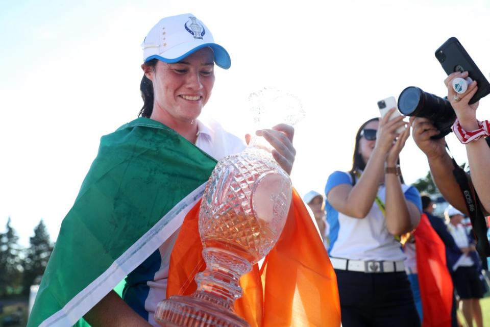 Leona Maguire celebrates with the Solheim Cup (Getty Images)