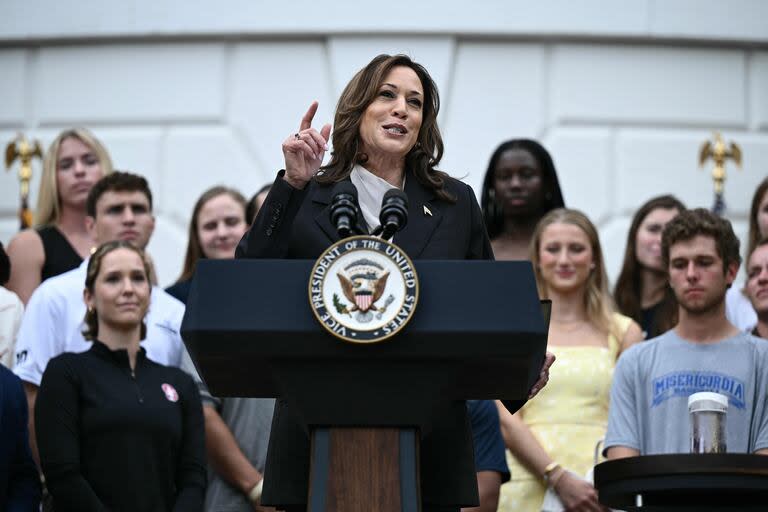 La vicepresidenta estadounidense Kamala Harris habla durante un acto de homenaje a los equipos campeones de la temporada 2023-2024 de la National Collegiate Athletic Association (NCAA), en el jardín sur de la Casa Blanca en Washington, DC, el 22 de julio de 2024.