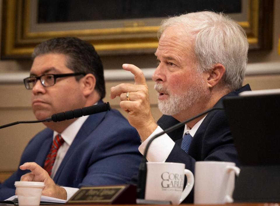 El comisionado Kirk Menéndez habla durante una reunión de la Comisión Municipal de Coral Gables, el martes 14 de noviembre de 2023, en el Ayuntamiento de Coral Gables. Alie Skowronski/askowronski@miamiherald.com