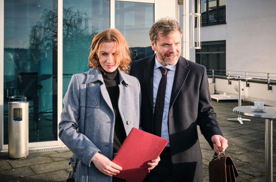 Laura Rensing (Tatjana Nekrasov) und Ben (Nicholas Reinke) haben etwas zu verhandeln. Was genau, lassen Drehbuch und Schauspiel grandios in der Schwebe. Unter anderem daraus bezieht der Stuttgarter "Tatort" seine Spannung. (Bild: SWR / Benoît Linder)