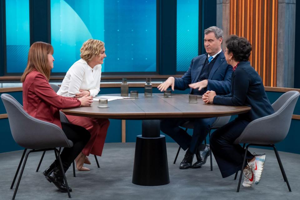 Im ARD-Talk diskutierten am Sonntag: Julia Reuschenbach, Moderatorin Caren Miosga, Markus Söder und Mariam Lau. (Bild: NDR / Thomas Ernst)