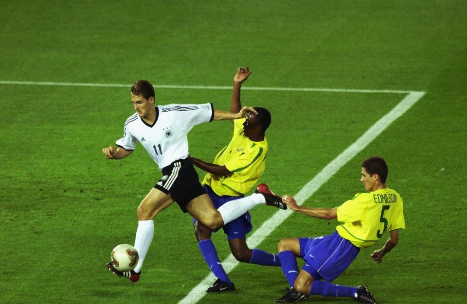 Miroslav Klose attempts to use his left foot (Getty Images)