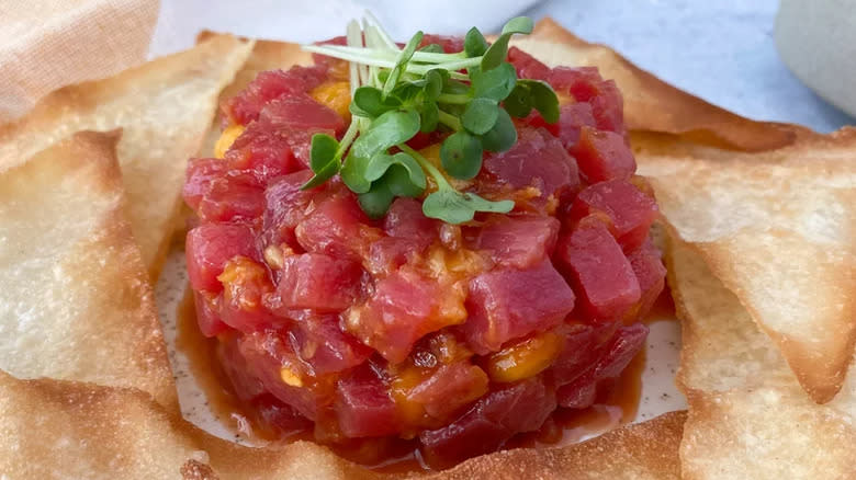 Tuna tartare with crispy wontons