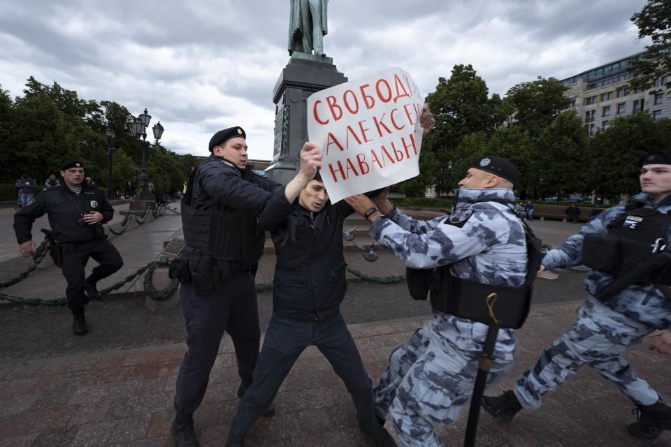 Agentes de la policía detienen a un manifestante que sostiene un letrero que dice: "Libertad para Alexei Navalny", en referencia al líder opositor encarcelado, el domingo 4 de junio de 2023, en Moscú, Rusia. (AP Foto)