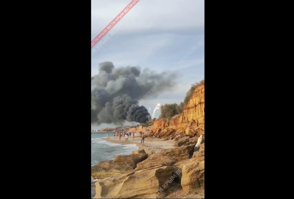 克里米亞一處俄軍空軍基地發生大爆炸，畫面全被附近海灘上遊客拍下。   圖：翻攝推特