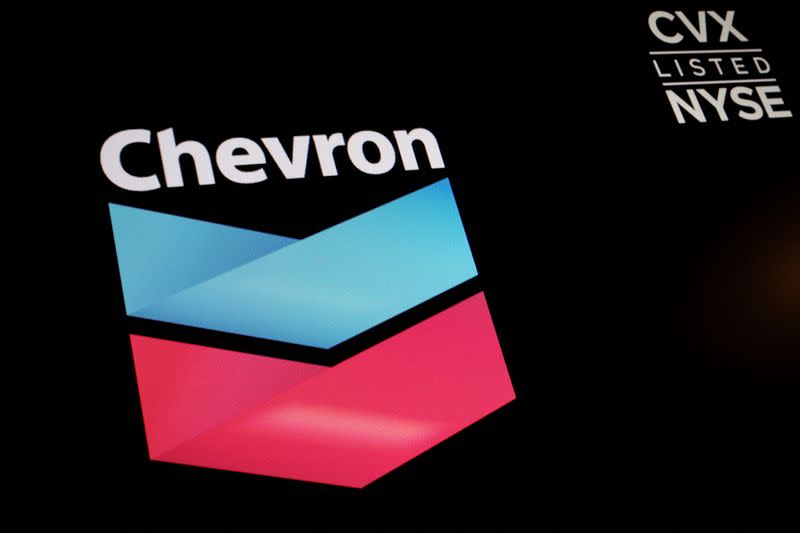 FOTO DE ARCHIVO. El logo y la información comercial de Chevron en una pantalla en la Bolsa de Nueva York (NYSE) en la ciudad de Nueva York, Estados Unidos