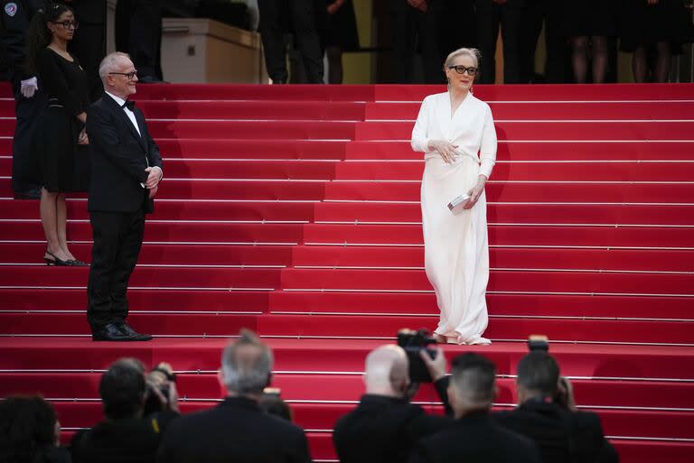 Un rato después de posar para los fotógrafos en las escalinatas de la alfombra roja, la tres veces ganadora del Oscar fue ovacionada por sus pares, a quienes les agradeció por tanto amor