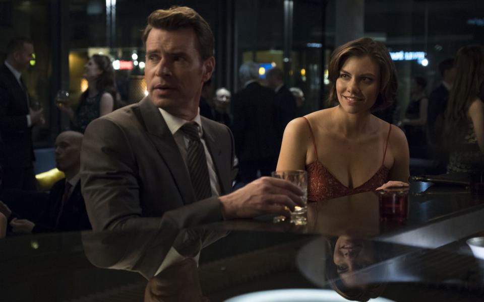 Aus nach nur einer Staffel für einen großen Hoffnungsträger der Serien-Saison: Diese Meldung kam ausgerechnet in dem Moment aus Übersee, als SAT.1 die Premiere seines US-Imports "Whiskey Cavalier" bewarb. Die romantische Agentenserie mit Scott Foley und Lauren Cohan blieb auch in Deutschland hinter den Erwartungen zurück. Hochprozentig waren nur die Getränke.