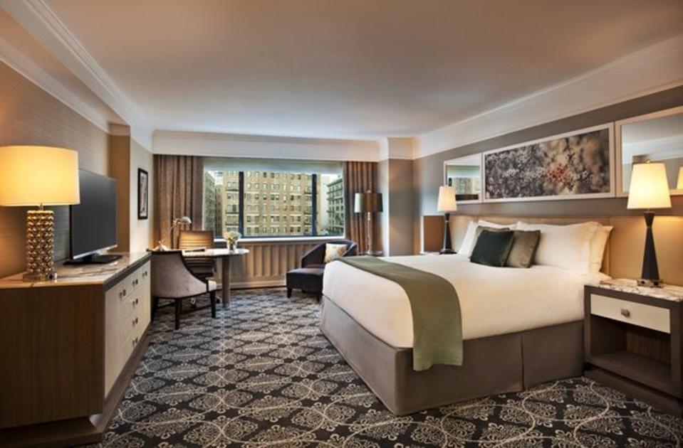 Avenue King Guestroom at the Loews Regency (Loews Regency)