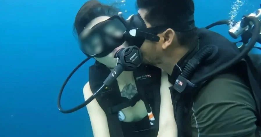 Un instructor de buceo ha sido arrestado en Malasia por besar inapropiadamente a una mujer bajo el agua y acosarla en tierra.