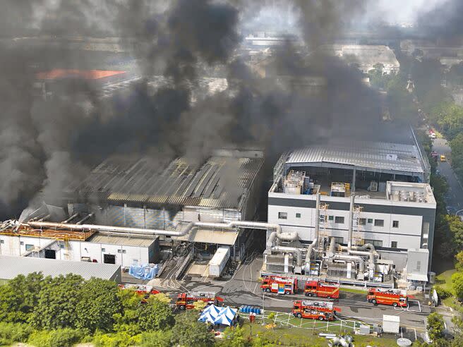 明揚國際屏東工廠22日爆炸（見圖），造成9死1失聯111人輕重傷，屏東縣府25日持續搜救失聯的傅姓員工，並點出廠內儲放超過管制量30倍的過氧化物等3大違規，依《消防法》從重開罰共240萬元並追究公共危險、過失致死等2罪責；屏東縣長周春米還原案發時間序，直接點出業者逾時通報，導致死傷慘重。（本報資料照片）