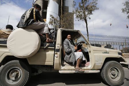 Shi'ite Houthi fighters ride a truck outside the house of Sunni tribal leader, Sheikh Sadiq al-Ahmar in Sanaa November 26, 2014. REUTERS/Khaled Abdullah