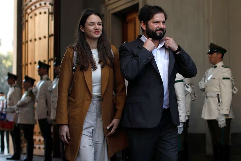 El presidente de Chile, Gabriel Boric, junto a su pareja, Irina Karamanos. CRISTOBAL ESCOBAR/AGENCIAUNO