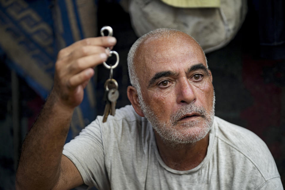 Hassan Nofal, de 53 años, quien fue desplazado debido al bombardeo israelí de la Franja de Gaza, muestra las llaves de la casa a la que tuvo que abandonar con su familia para ir a un campamento de carpas en Jan Yunis en el sur de la Franja de Gaza, el 4 de julio del 2024. (Foto AP /Abdel Kareem Hana)