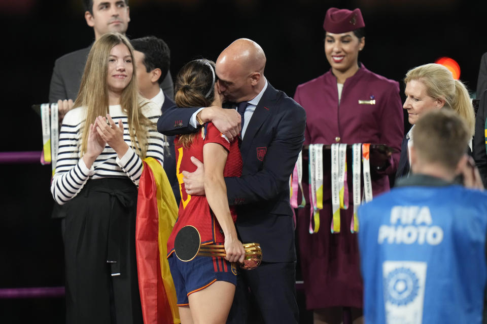 Luis Rubiales abraza a la jugadora Aitana Bonmati (AP Photo/Alessandra Tarantino)