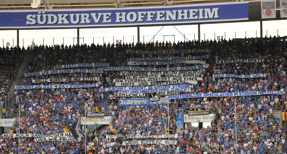 Hin und wieder punkten Fußball-Fans mit besonders lustigen Aktionen. So, wie am vergangenen Samstag, als die TSG 1899 Hoffenheim auf Red Bull Leipzig traf. Die Fans nahmen das Duell der Retorten-Klubs zum Anlass sich selbst auf die Schippe zu nehmen und mit unzähligen Bannern die Klischees und Vorurteile gegenüber Klubs aufzulisten, hinten denen finanzkräftige Investoren stehen. Denn hinter der TSG steht der Milliardär und SAP-Mitbegründer Dietmar Hopp. Hinter Leipzig der Milliardenkonzern Red Bull.