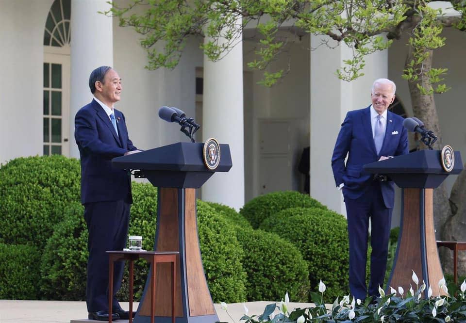 2021年4月日本前首相菅義偉到美國華盛頓拜會拜登總統共同舉辦「競爭力及韌性 (Competitiveness and Resilience; CoRe) 高峰會」。圖  / 取自臉書菅義偉元総理を応援する会