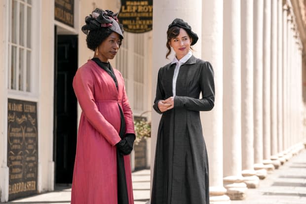 Lady Russell (Nikki Amuka-Bird) and Anne back in her sartorial comfort zone, but with a beret.<p>Photo: Nick Wall/Courtesy of Netflix</p>