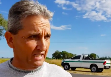 Pedro Peirone, durante una entrevista a un medio local, en el lugar donde dejó al misterioso muchacho. (Captura de pantalla)